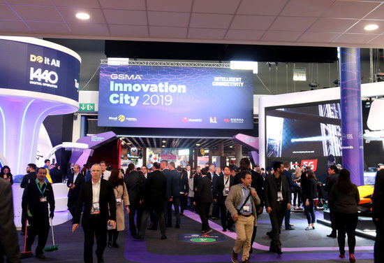 Mobile World Congress 2019 attendees looking at stands (by Mariona Puig)